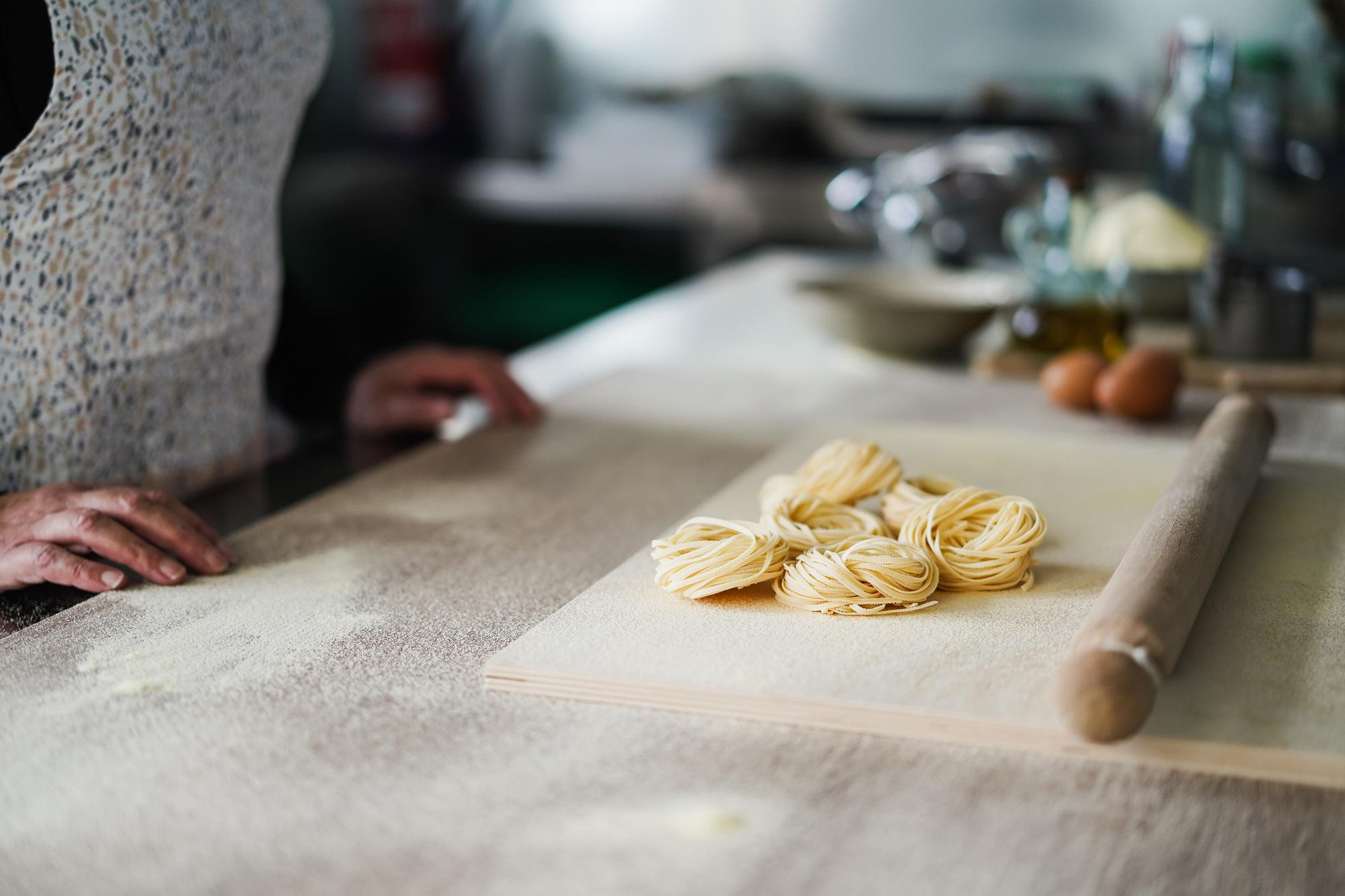 Dettaglio mani che lavorano la pasta fresca