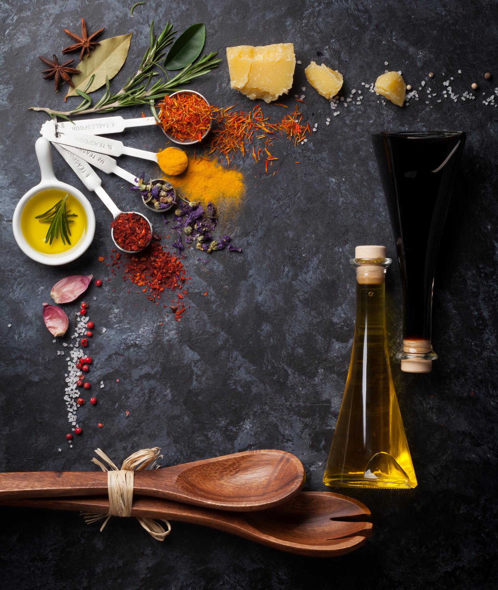 Set di ingredienti premium su tavola scura